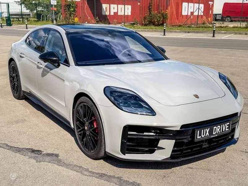 Porsche Panamera - 1