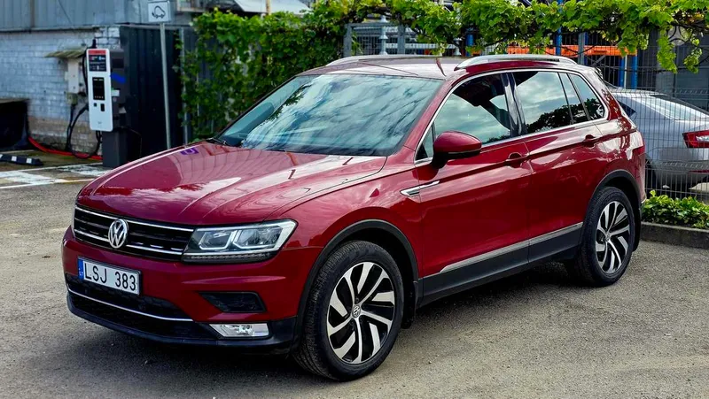 Volkswagen Tiguan - 1