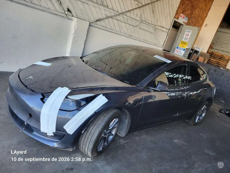 Tesla Model 3 - 1