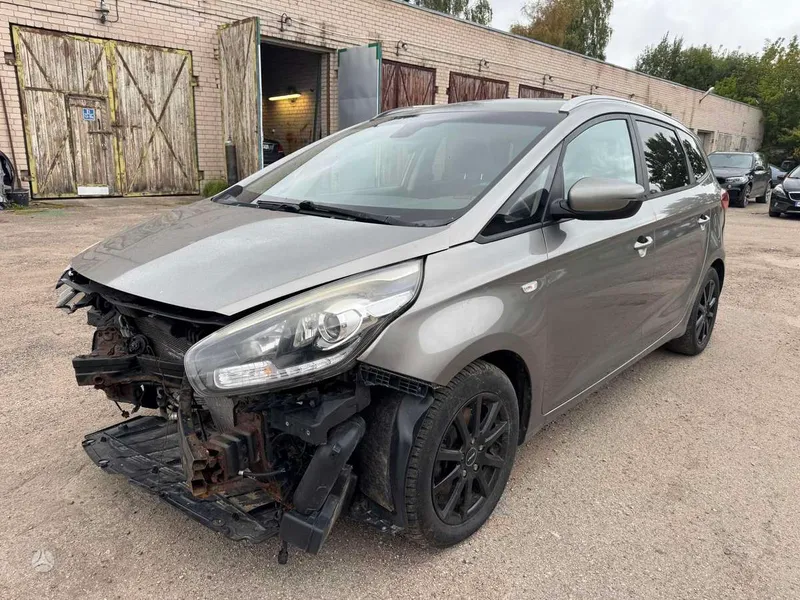 KIA Carens - 1