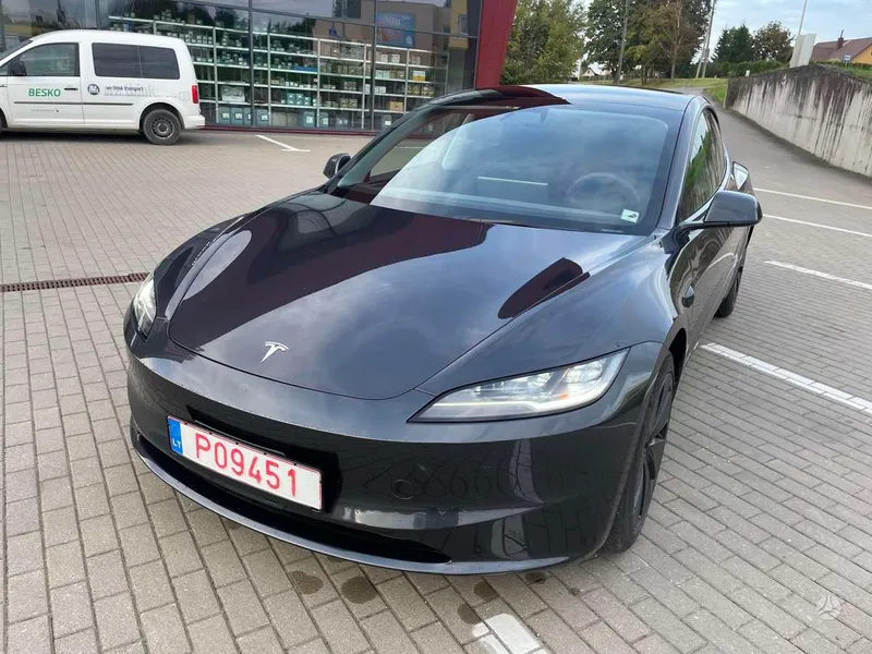 Tesla Model 3 - 1