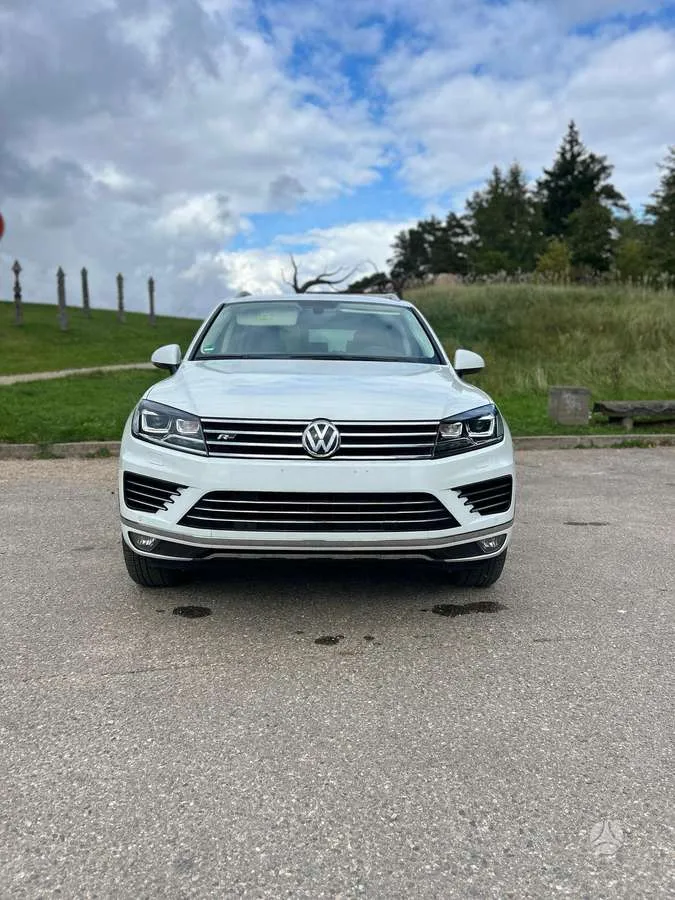 Volkswagen Touareg - 1