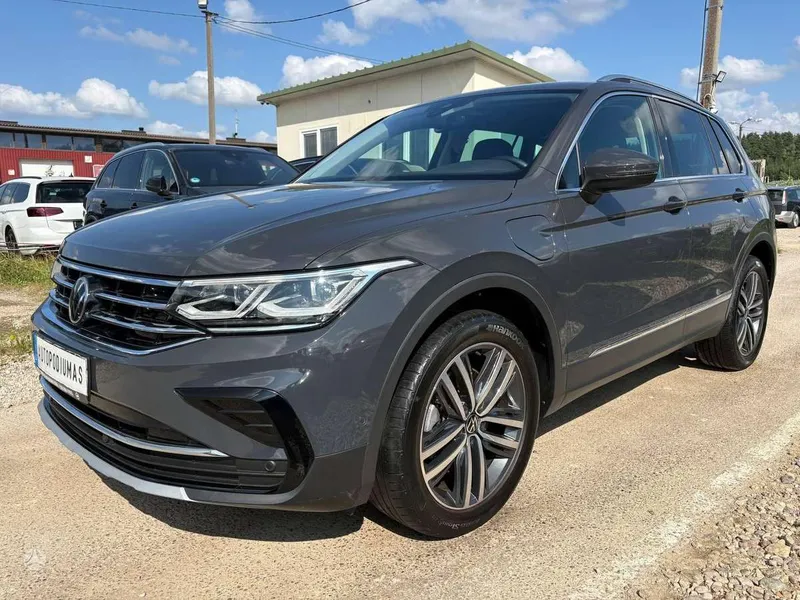 Volkswagen Tiguan - 1