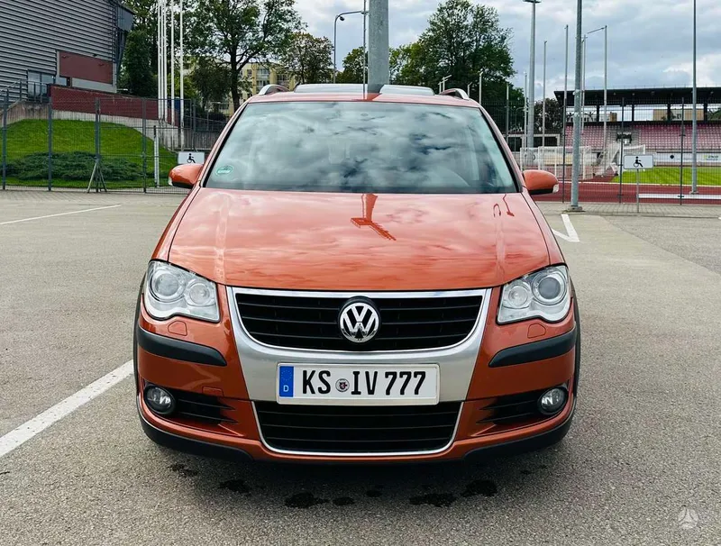 Volkswagen Touran - 1