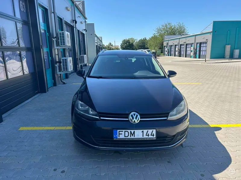 Volkswagen Golf - 1