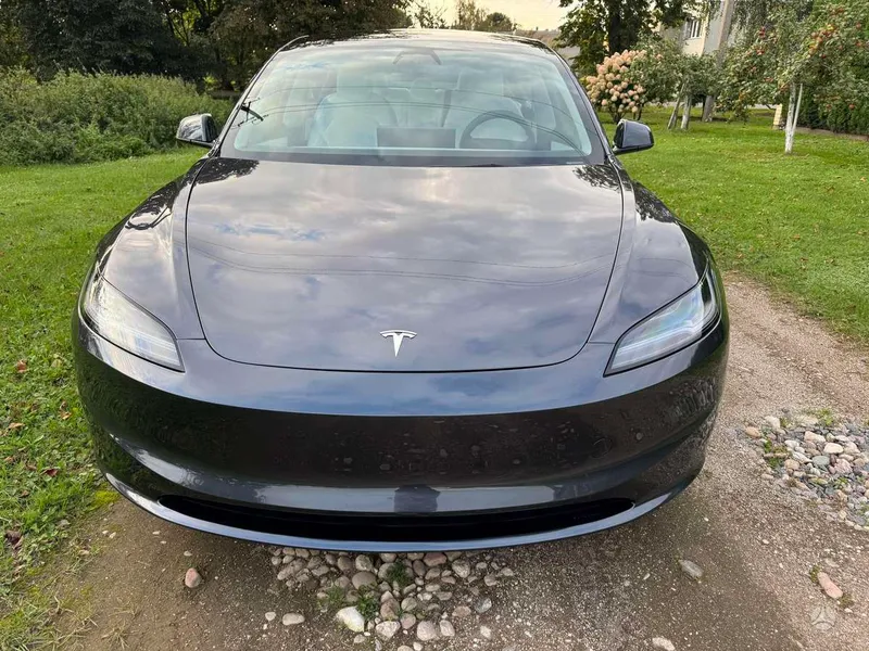 Tesla Model 3 - 1