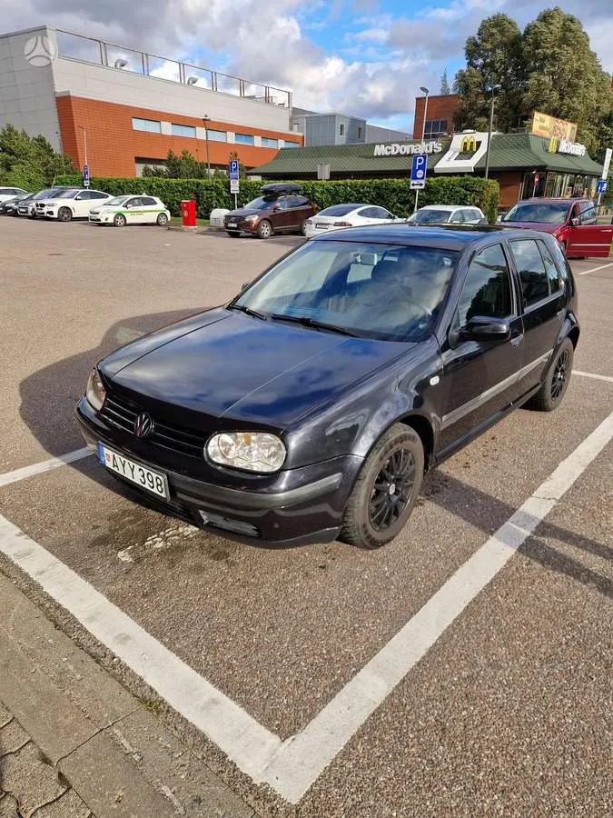 Volkswagen Golf - 1