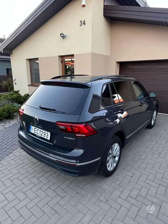 Volkswagen Tiguan - 1