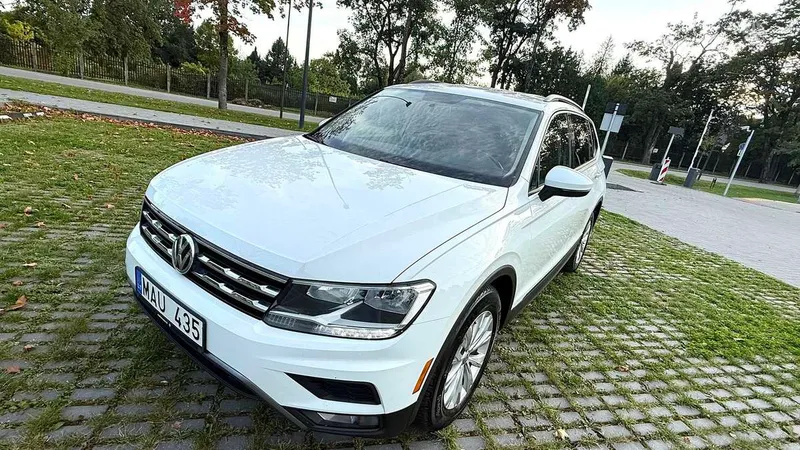 Volkswagen Tiguan - 1