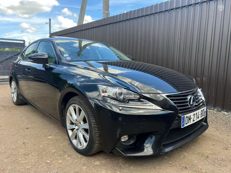 Lexus IS 300h - 1
