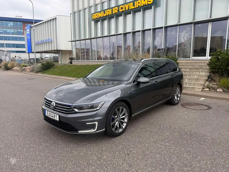 Volkswagen Passat - 1