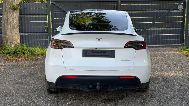 Tesla Model Y - 1