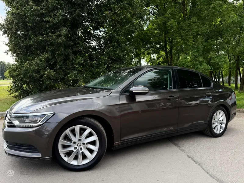 Volkswagen Passat - 1
