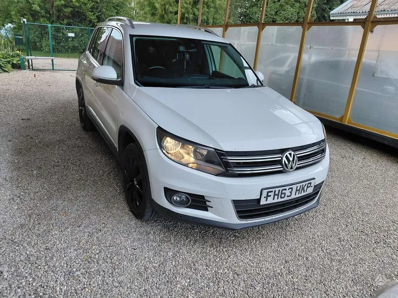 Volkswagen Tiguan - 1