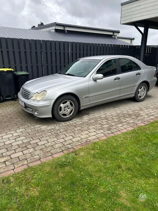 Mercedes-Benz C200 - 1