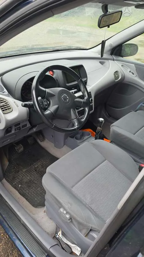 Nissan Almera Tino - 1