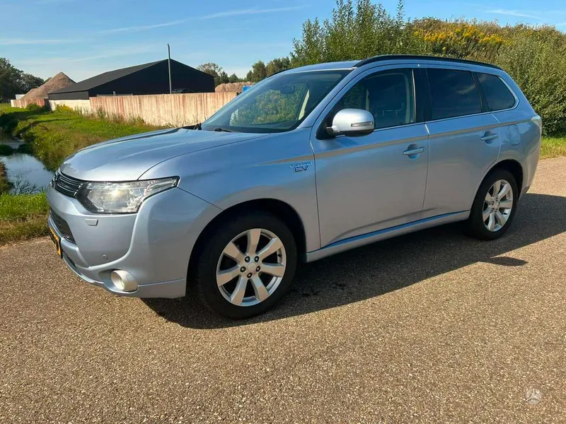 Mitsubishi Outlander - 1