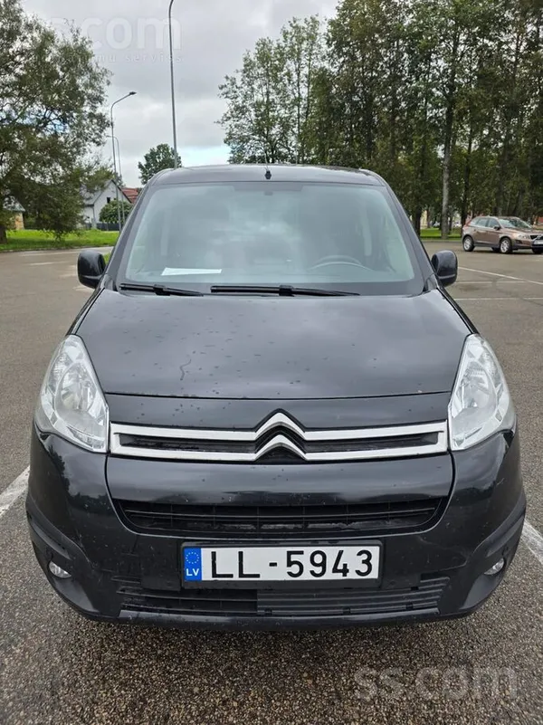 Auto jauns pirkts Latvijā semināru vadītājai darbam lielākajās Latvijas pils