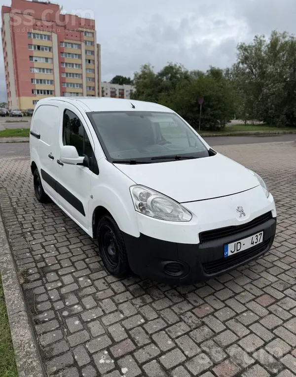 Tirgojas darba auto. 
Dzinējs ar ātrumkārbu darbojas ļoti labi. 
Kondicionieris darbojas. 
Ir kur pielikt roku. 
Tehniskā ...