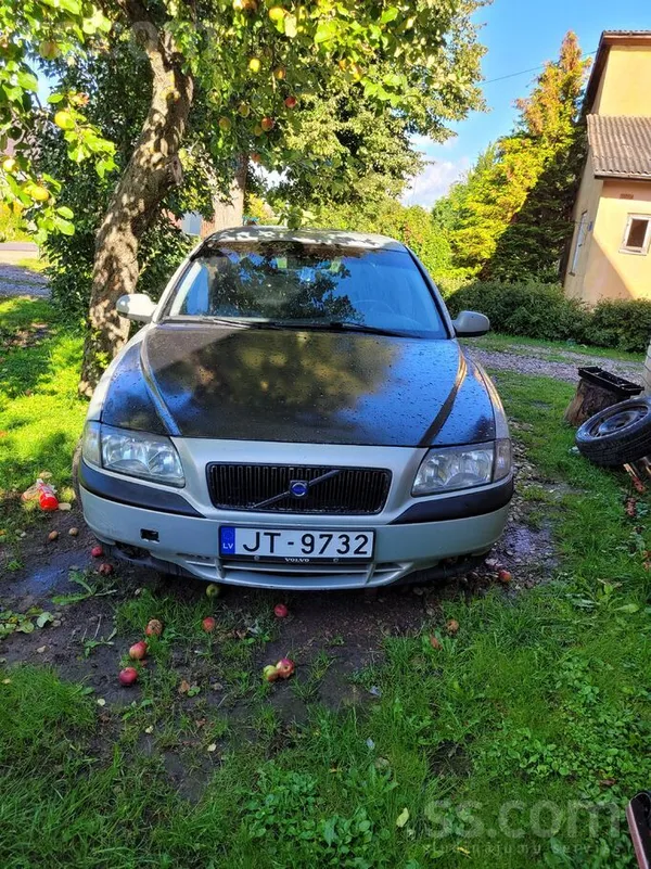 Volvo Auto rūc brauc bremzē. Ir vizualas nepilnības. Var