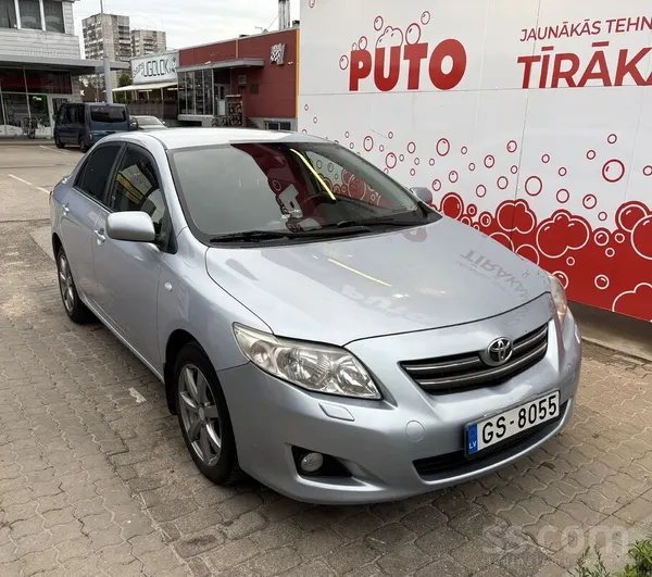 Продаётся Toyota Corolla E15, 2007 год выпуска. Экономичный бензиновый двига
