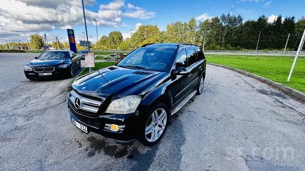 Pardodu Mersedes GL ar 7 sedvietam , 22 lietie diski , melna krasa, saruseji