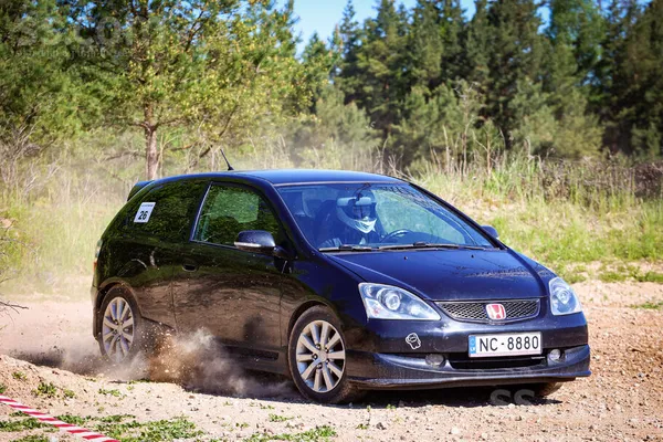 Pārdodu 1.6 Civic, tehniski un vizuāli normālā stāvoklī, ir uzlikta aizsargp