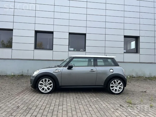 Pārdodu dinamisku un ļoti izskatīgu Mini Cooper S pelēkā krāsa ar baltu jumt