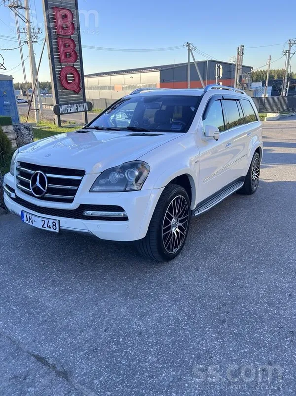 Tiek pārdots leģendārais vācu apvidus auto Mercedes-Benz GL, 2012. gada izla
