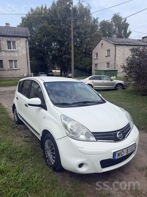 Nissan Экономичный авто(5.5 л. /100) в хорошем состоянии.