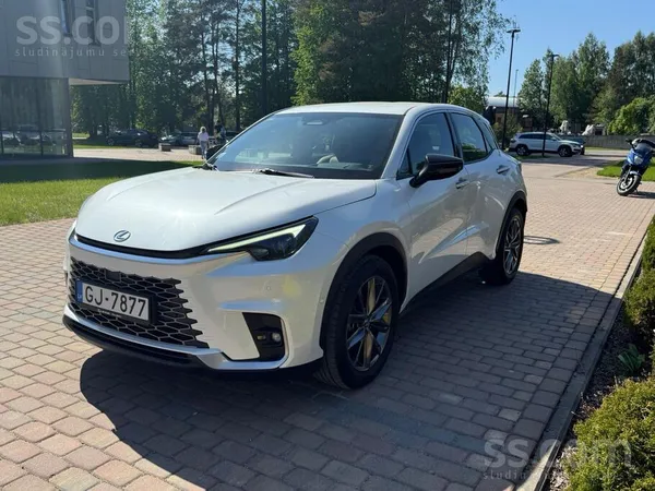 Lexus Komfortabls un drošs pilsētas premium klases kroso