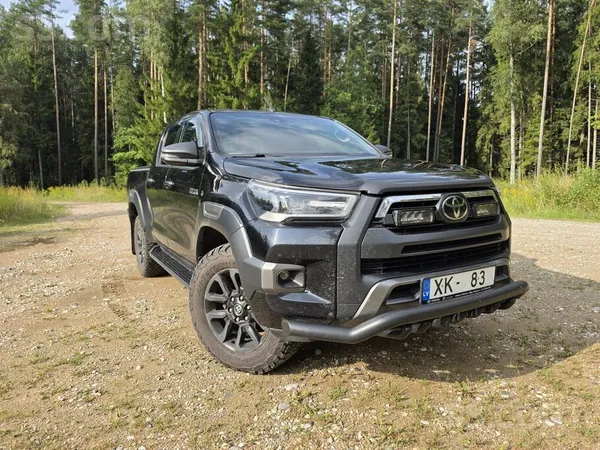 Pārdodu Toyota Hilux Invincible komplektācijā. Automašīna lietota saudzīgi,