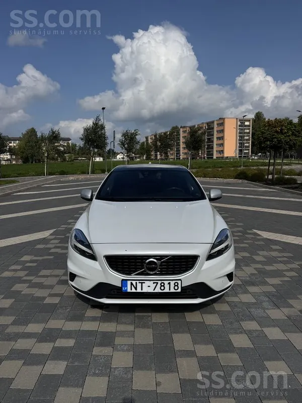 Pārdodu Volvo V40 D3 R-Design labā komplektācijā.
Auto kopts un vizuāli