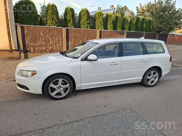 Pārdodu 2012. gada Volvo V70 ar 2.0 dīzeļa dzinēju un automātisko ātrumkārbu