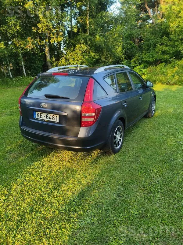 KIA Pārdod ekonomisku auto, nesen izieta Ta. Tīrs, kār
