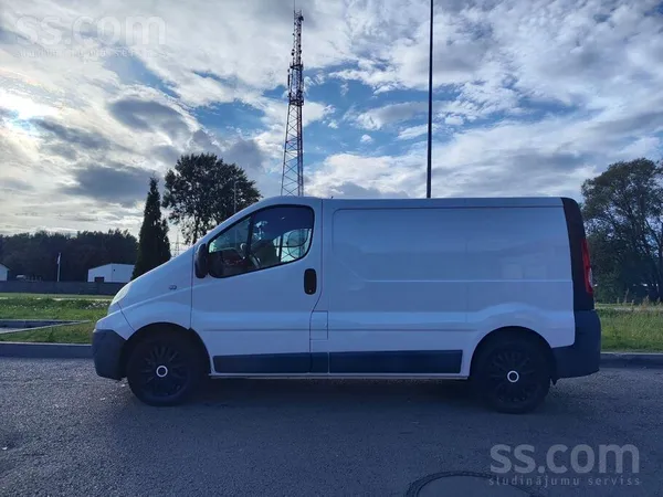 Renault Pārdod divvietīgu kravas mikroautobusu Renault Tra