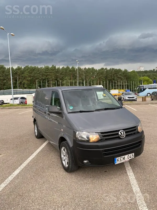 Volkswagen Pārdod komerciālo kravas mikroautobusu VW Transpor