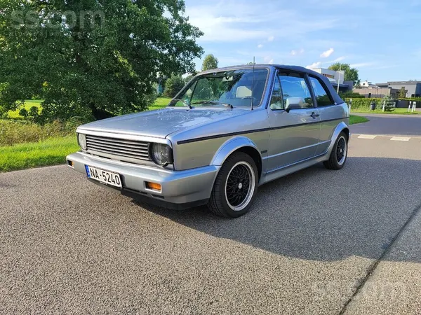 Volkswagen Golf Mk1 Cabriolet ar 1.8 benzīna dzinēju un automātisko ātrumkār