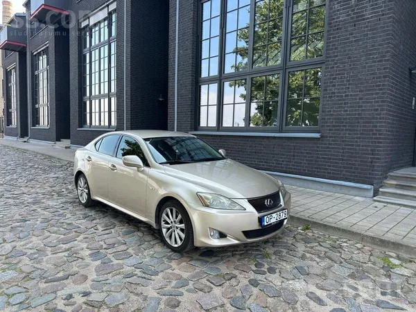 Lexus IS