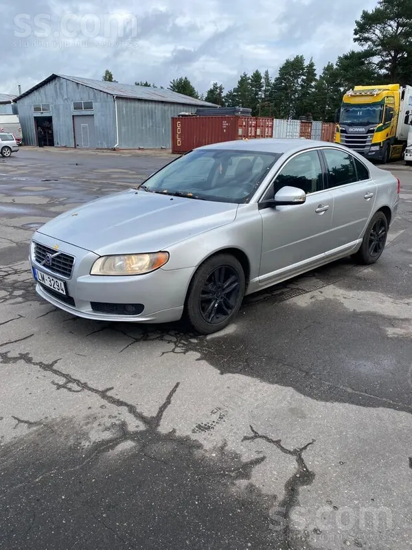 Volvo Mašīnai ir nomainīti zobsiksna, eļļas filtri. Auto