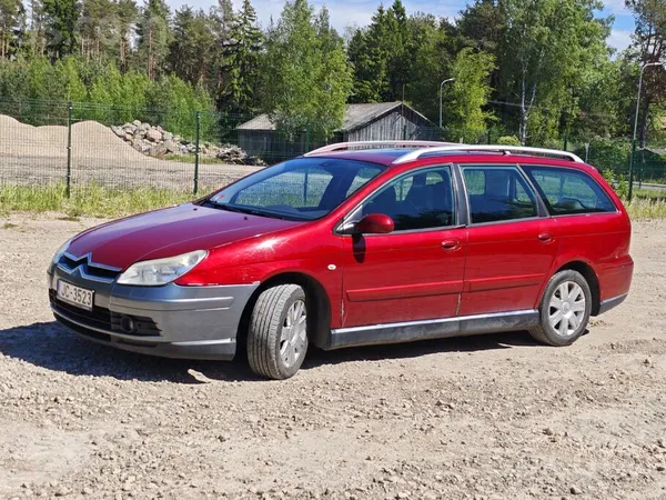 Neticami ietilpīgs saimniecības auto (ievietojas pat dīvāns ar visu gulētāju), kurš sit pušu jebkuru Passātu: - nerūsē, uztic ...