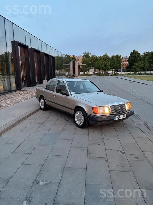 Mercedes E230 1988, 2.3 benzīns, Automāts, Sedans, Sudrabs — Latvijā