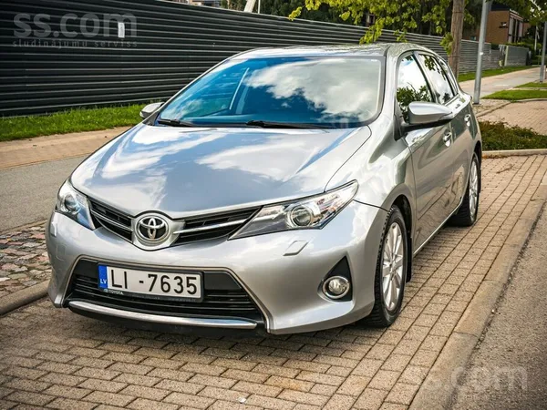 Toyota Pārdod Toyota Auris 1.4 dīzelis, 66 kw, manuālā Āt