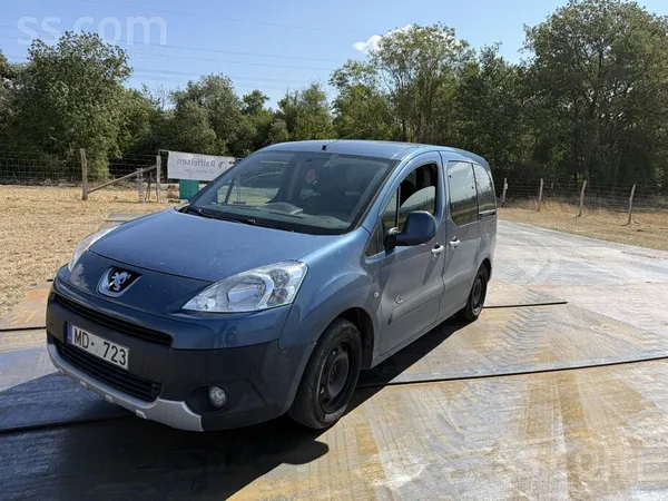 Peugeot Mašīna atbilstoši noskrējienam labā braucamā stāvo