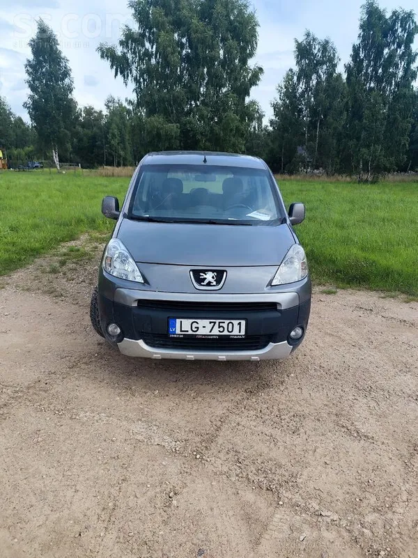 Klasisks darba auto, ritosšajai daļai sekots līdzi, vizuāli saguris, daudz d