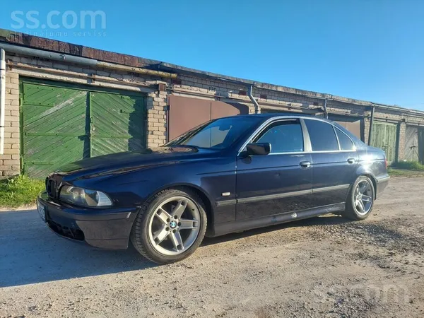 Pārdodu labā stāvoklī auto ar m salonu sēdināts uz kolam ar dvd playeri iekš