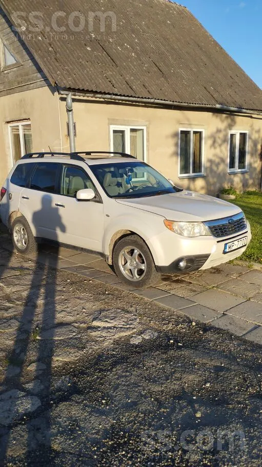 Subaru Normāls auto ar mazu reālu nobraukumu