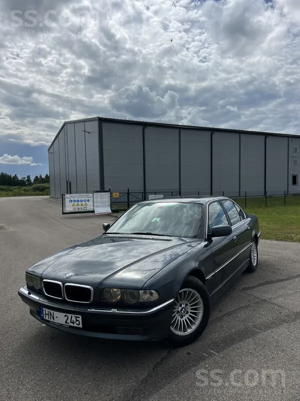 Uz tirdziņu iet semīrs gerkāns. 
M57 142kw Individual. 
Komforta elektro salons ar atmiņu, aizmugurē štorka, chrome riņķi a ...