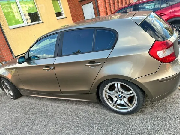 Pardošanā stiligs mazs BMW 120. tehniska lidz janvarim 2027. nesen mainits ģ