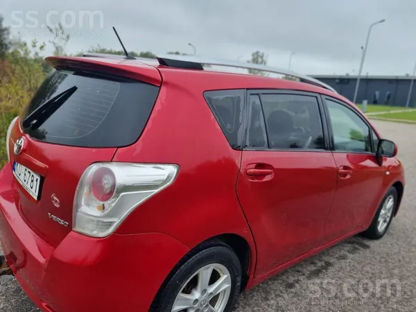 Toyota Mašīna ir labā kārtībā, tikko izieta tehniskā apsk